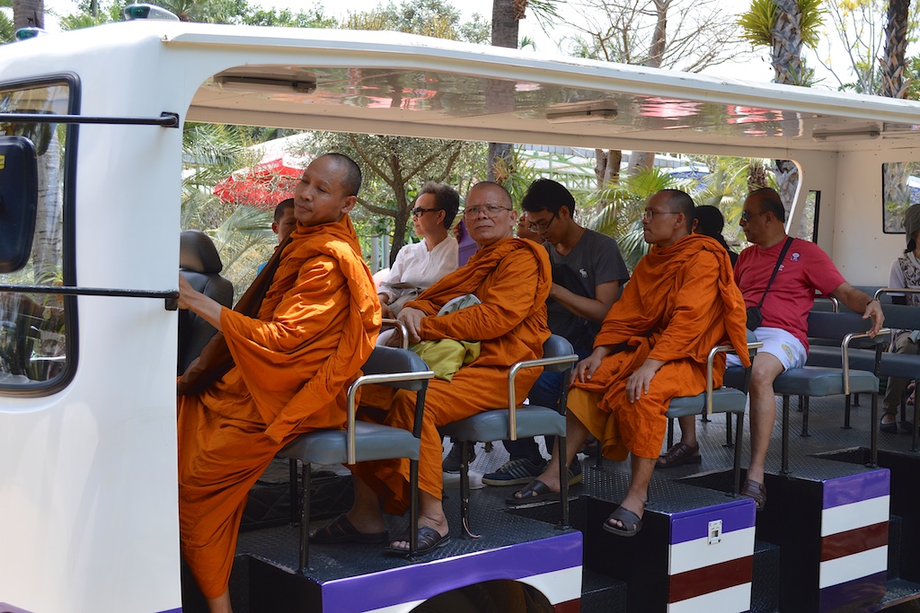 Nong Nooch Tropical Botanical Garden Monks